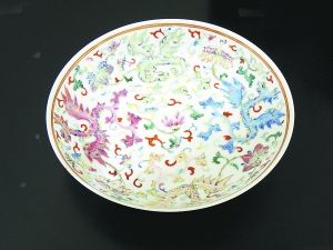 我喊价：18万元官窑粉彩盘，尺寸直径19厘米，年代清光绪，这是一件完整的官窑精品，是在欧洲最盛名的TEFAF古董艺术博览会上拍得。