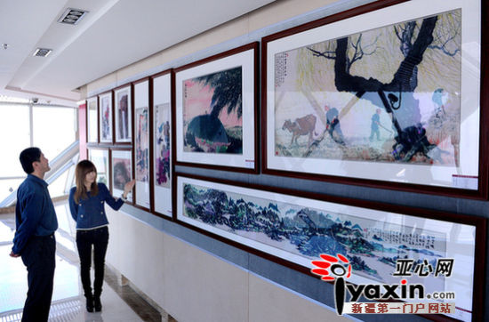 图为广汇集团中天大厦50层收藏珍品展厅内展出的著名书画家的艺术作品照片。记者张万德摄
