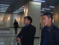 河南省书协副主席、《书法导报》社社长兼总编王荣生（左）与《书法导报》副总编孟会祥在观看张克鹏书展。