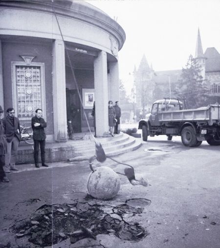 麦克·海泽（MichaelHeizer）在展览期间摧毁了伯尔尼美术馆门前的通道，1969年。图片版权：BalthasarBurkhard摄影，Bern（ArchivHaraldSzeemann），摘自汉斯-乔吉姆·姆勒（Hans-JoachimMuller），《哈罗德·泽曼：做展览的人》（HaraldSzeemann–ExhibitionMaker），（HatjeCantz出版社，2006），第12-13页。