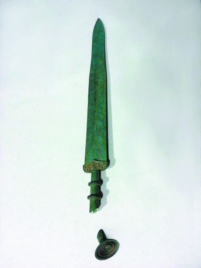 男子花费5万多元购买的一把“古董”青铜剑