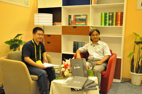 图片说明：主持人宋振喜与王大伟在上海书展现场的东方网视频演播室