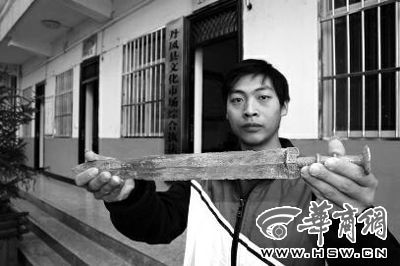 丹凤的李磊将捡到的战国时期楚国青铜剑送到了县文化执法大队 实习记者 陈永辉 摄