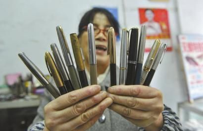 杨红英展示收藏不同年代的钢笔。