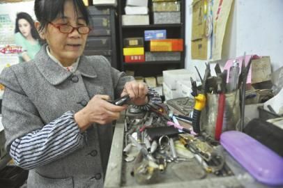11月8日，成都市水碾河南街44号，杨红英在店里维修钢笔。