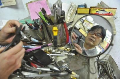 维修钢笔28年，杨红英已记不清修了多少支钢笔。