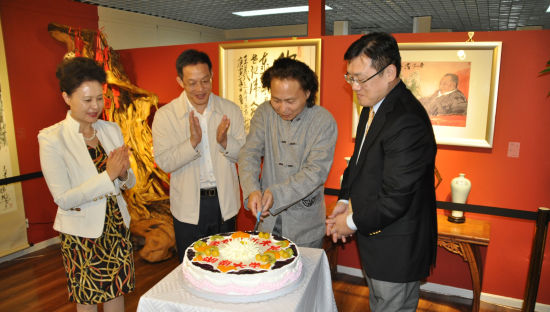 “书画大家王德水艺术精品展”与会领导切蛋糕庆祝展览成功