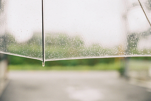 撑一把小伞，感受雨滴带来的丝丝清凉