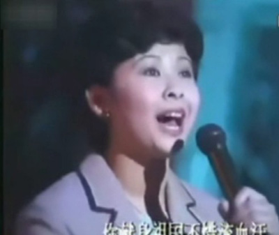 1985年央视春晚董文华演唱《十五的月亮》（资料图）