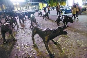 北京三里屯狼群雕塑