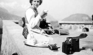 希特勒的恋人爱娃·布劳恩，旁边放着的是她的摄影机