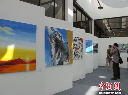 阿拉伯13国艺术家来华采风50余幅画作展大美新疆