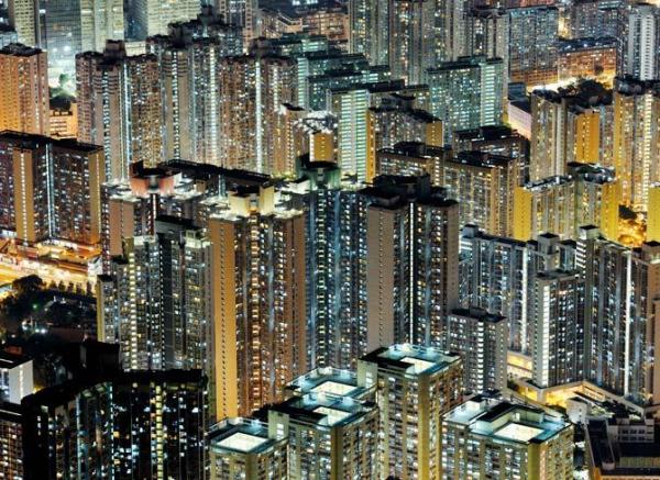 九龙中心，全世界最拥挤的地皮之一。在这一片水泥丛林里很多都是公共住房。尽管香港拥有不错的口碑，然而这个七百万大都会的居民有几乎一大半都住在政府补贴的房屋里。