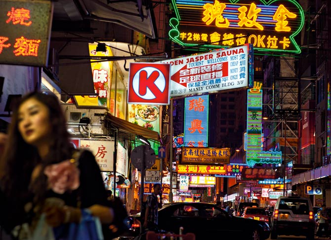 霓虹闪耀的旺角是香港导演们最钟意的地方。这里被推拿广告与卡拉OK标牌照得通明；这里让人仿佛联想起黑帮们枪战的场面，比如本港有名的黑帮“三合会”，他们行事低调却极其擅长敲诈勒索与高利贷。