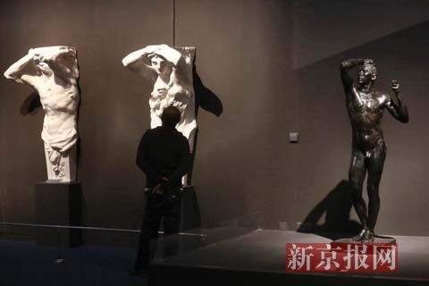 嘉宾在看展，右边是《青铜时代》。