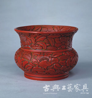 元杨茂剔红花卉纹尊，现藏于故宫博物院。（图片提供：傅大维）