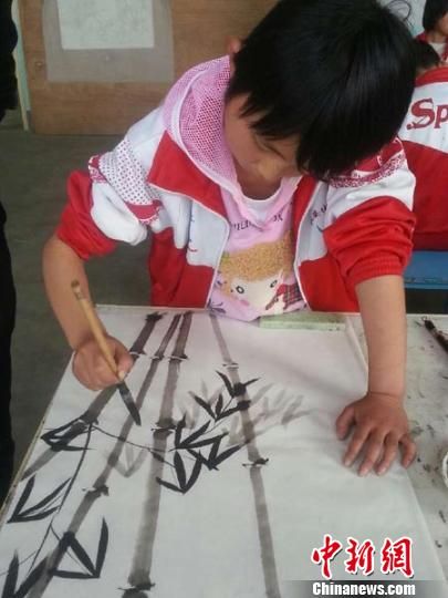 天水伏羲学校的学生正在练习绘画。史静静摄