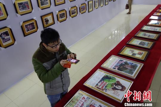 3月5日，是“学雷锋纪念日”，广西柳州年过七旬的郑廷汉展出自己52年来收藏的雷锋主题系列藏品2000余件，借此以向市民宣传雷锋精神。　黄威铭　摄