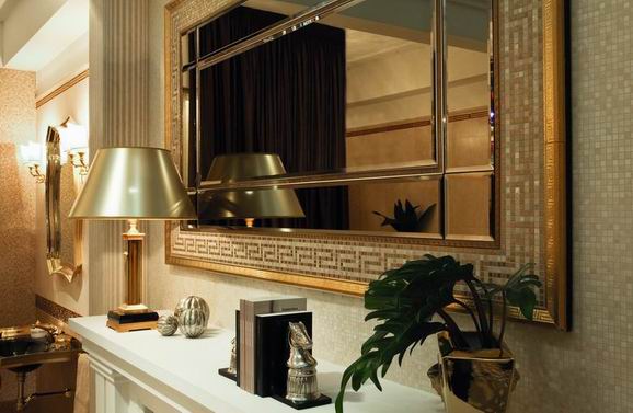 Vanitas系列为营造不同寻常的魅力氛围提供多种组合的选择空间，主打颜色为三种基调：浅驼色，金色和桃木色，地面装潢的瓷砖尺寸为60x60，墙面装潢的瓷砖尺寸为39,4x39,4。