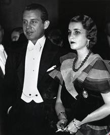 芭芭拉•赫顿与丈夫AlexisMdivani于1933年摄于纽约大都会歌剧院，颈上正佩戴着此翡翠珠项链。