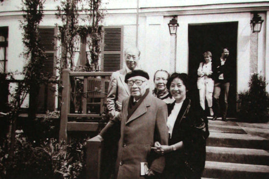1986年，刘海粟（前左）、夏伊乔（后右）、刘蟾（前右）和刘虎（后左）在法国，莫奈故居前