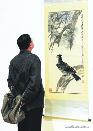 目前在纽约“亚洲艺术周”的拍卖展场上展示的艺术品中，齐白石的水墨画“松鹰图”是最受瞩目的作品之一。（法新社）