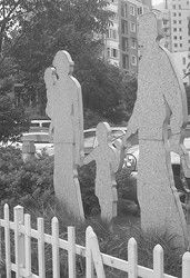 图为恒陇丽晶小区绿地上的雕塑，雕塑由废旧利乐包装材料制成。本报记者沈竹士摄