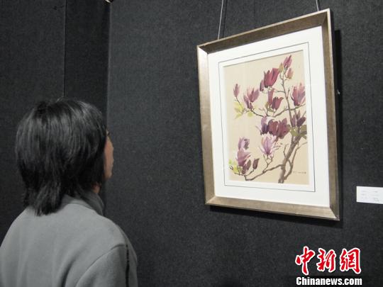 孙云玲个人画展在昆明展出：一花一草的静谧世界