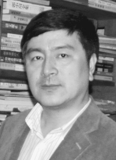 张瑞田1963年生于吉林，作家、书法家。