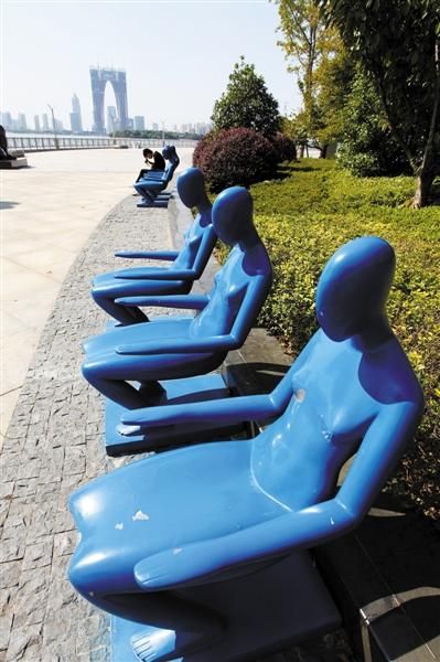 12日，江苏苏州，湖畔的蓝色“裸女”人形椅。