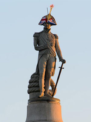 伦敦雕塑集体带帽子：英式幽默装扮奥运