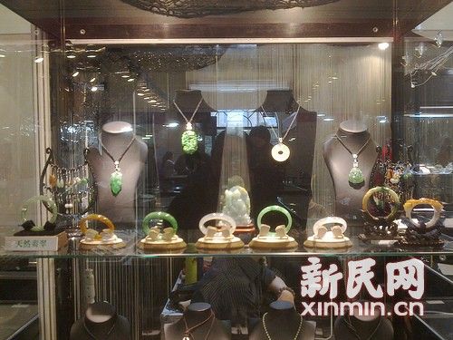 珠宝商展出的翡翠饰品。新民网记者卜春艳摄