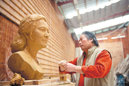 刘志伟的雕刻工作室就设在丁字湾，他正在为著名湘剧表演艺术家左大玢做一尊雕像。李锋摄记者田芳通讯员彭国良