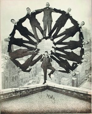 1.剪刀加胶水是最原始的伪造照片的方式，图为一个屋顶上的男子将11个人举在肩上。（约1930年）