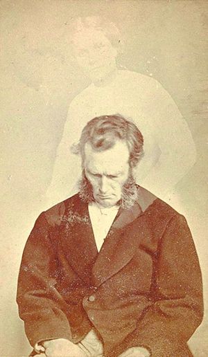 2.WilliamMumler以双重曝光的方式拍摄出Murray先生和他逝去的亲人在一起。（1872年）