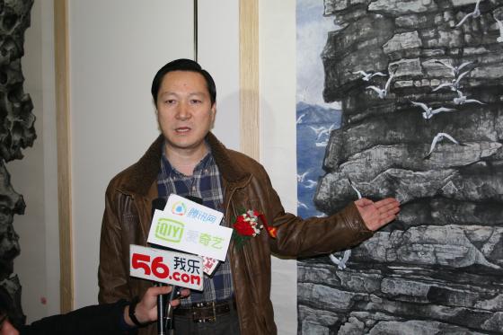 夏荷生先生给媒体介绍参展作品