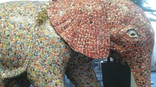 英艺术家为募善款 用七巧板拼出1.2米高大象(图