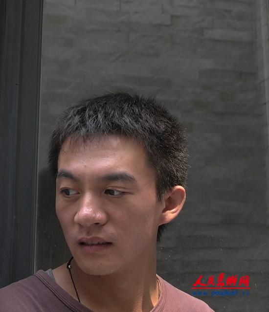张洪涛,1982年辽宁省出生;2004年辽宁省美术家协会会员;2006年沈阳师范大学美术系油画专业毕业;2006年留学日本;2008年日本新世纪画会会员;2011年日本国立大阪教育大学大学院美术系绘画技法专业研究生毕业;2011年暁古典绘画技法与材料工作室研究员。 主要展览与获奖:2003年辽宁省美展大观杯美术展,百优奖;2004年全国美展辽宁省展区,入选辽宁省小幅油画作品展 优秀奖2005年视觉惊艳上海青年美展 刘海粟美术馆,辽宁省美展;2007年日本新世纪美展上本盯画廊奖,大阪市立美术馆;200