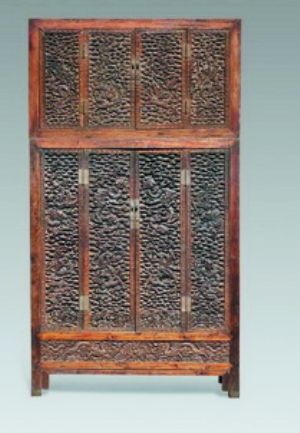 清金丝楠木龙纹顶箱柜，2010年6月19日以302.4万元成交。 （资料图片）