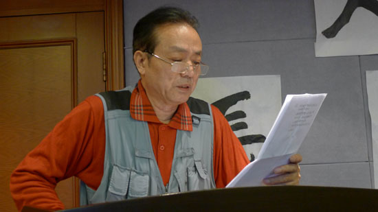 5、人民美术网总编李人毅宣读论文.jpg