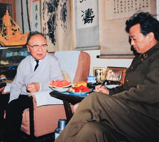 图11·李人毅访问原黑龙江省省长抗联战士陈雷.JPG