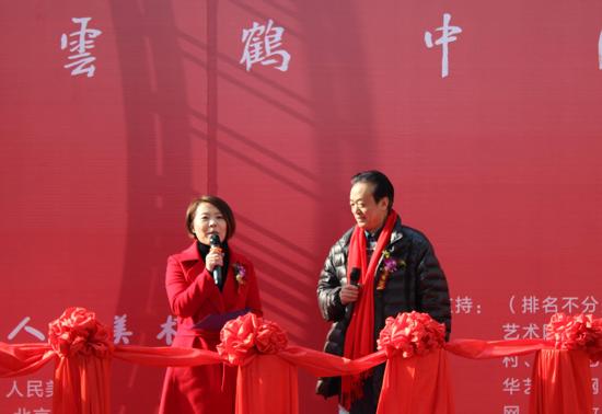 人民美术网总编辑李人毅 主编孟盈盈主持开幕式.JPG