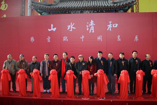 嘉宾为开幕式剪彩.JPG