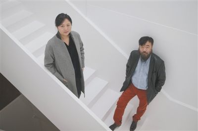 画中，李津、靳卫红进行了一男一女的对话。画外，李津和靳卫红接受了新京报记者采访，讲述了他们眼中的对方及“男·女”主题和当代水墨的发展。 新京报记者 秦斌 摄
