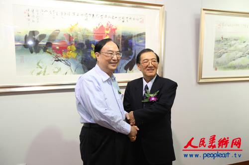 新华社驻香港分社原副社长、浙江大学原党委书记张浚生与老朋友徐嘉炀亲切合影留念.JPG