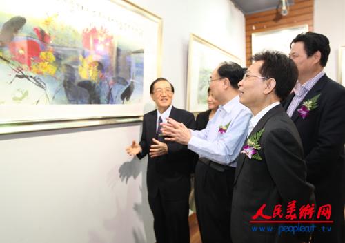 徐嘉炀陪同中宣部原秘书长、中国政研会副会长官景辉，新华社驻香港分社原副社长张浚生等嘉宾欣赏展品.JPG