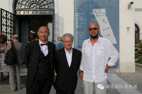 　　摩洛哥著名建筑设计师ElieMouyal在展览赞助人严陆根陪同下参观展览