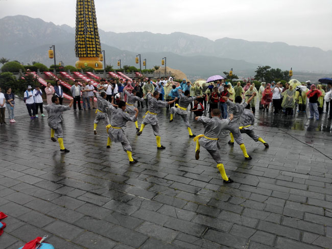 百米长卷《泰山胜迹图》展览开幕式上少林武僧团正在进行精彩的武术表演