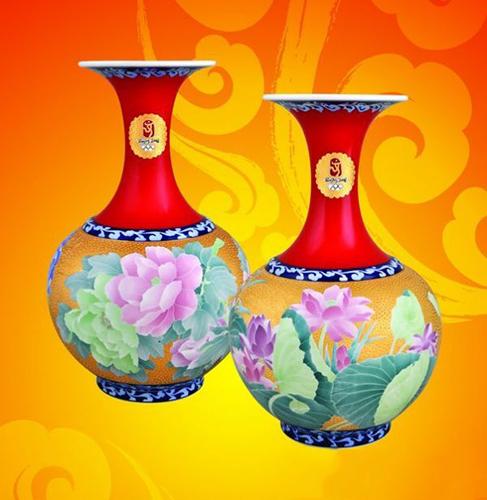 左：《花开富贵》奥运瓷·描金极品中国红 右：《同心永连》奥运瓷·描金极品中国红