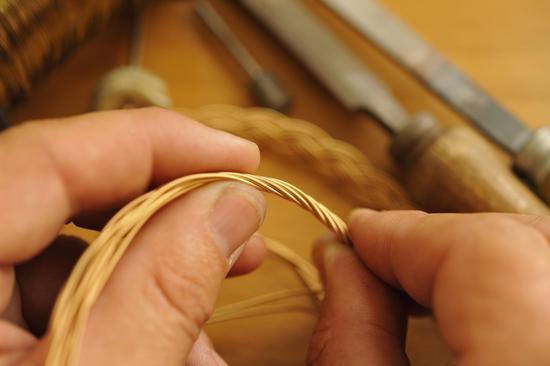 　　由华洛芙金匠学院培养出的金匠师以杰出的工艺将0.3毫米直径的金丝手工编织成条条丝滑柔软的项链和手链